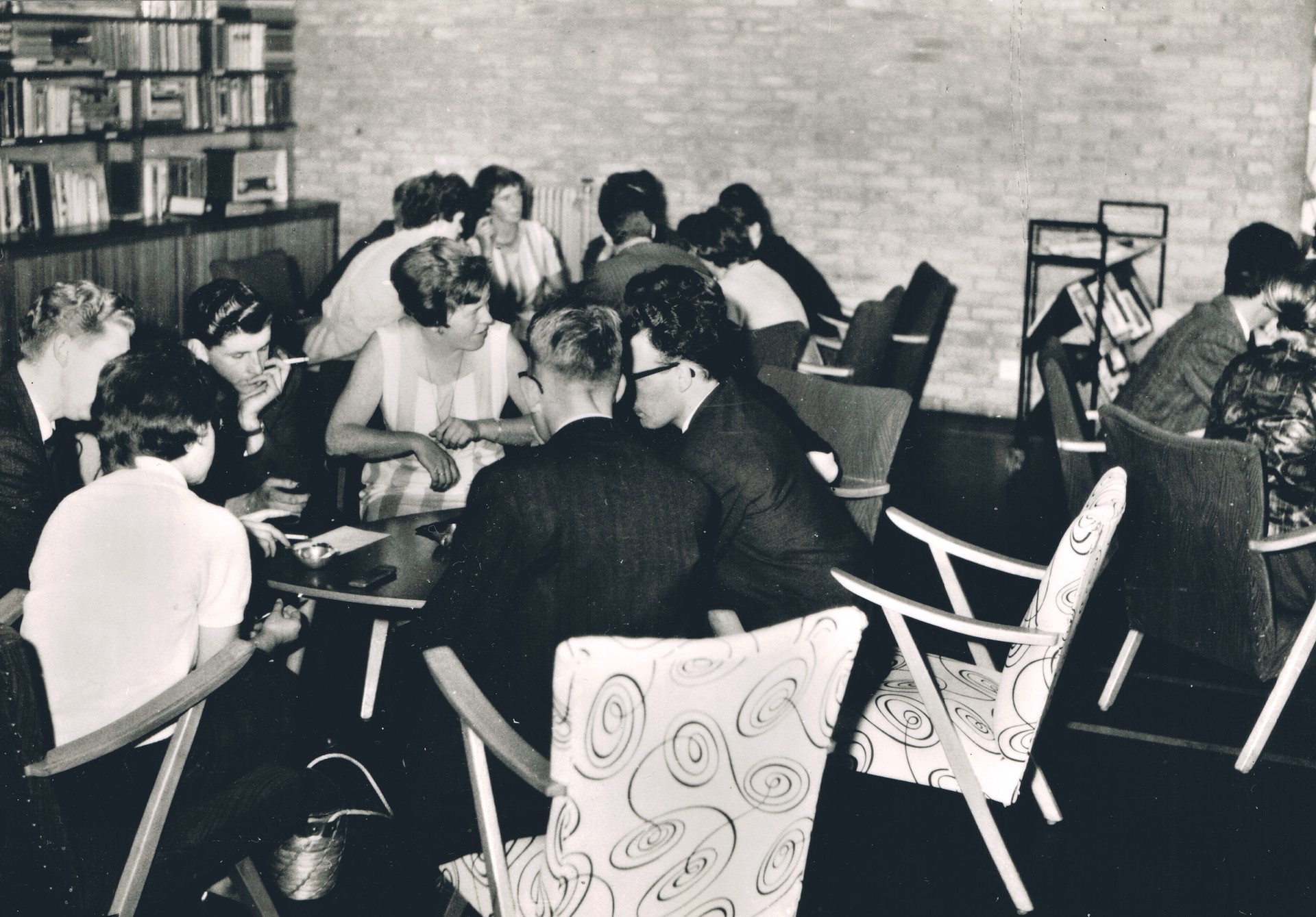 Gezellig bijeen in de conferentiezaal, 1963