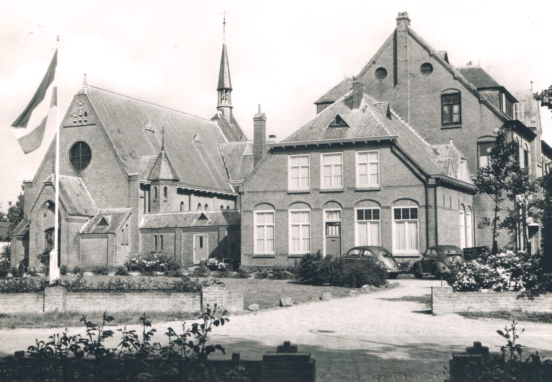 Voorzijde kerk en klooster te Witmarsum, 1958