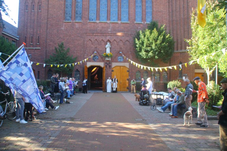 Zegenen van de dieren op het kerkplein van de Sint Franciscusbasiliek.
